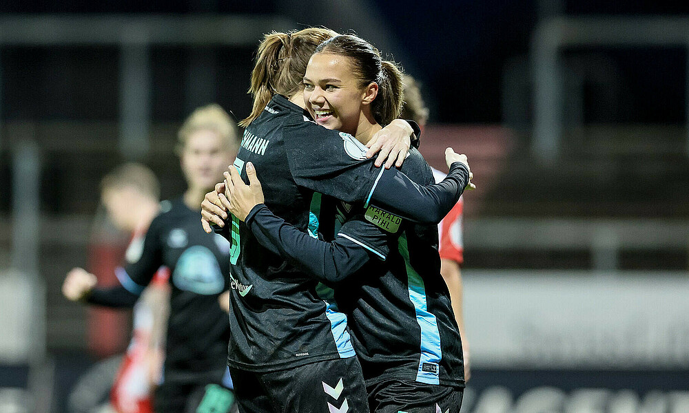 Maja Sternad wird umarmt und lächelt.