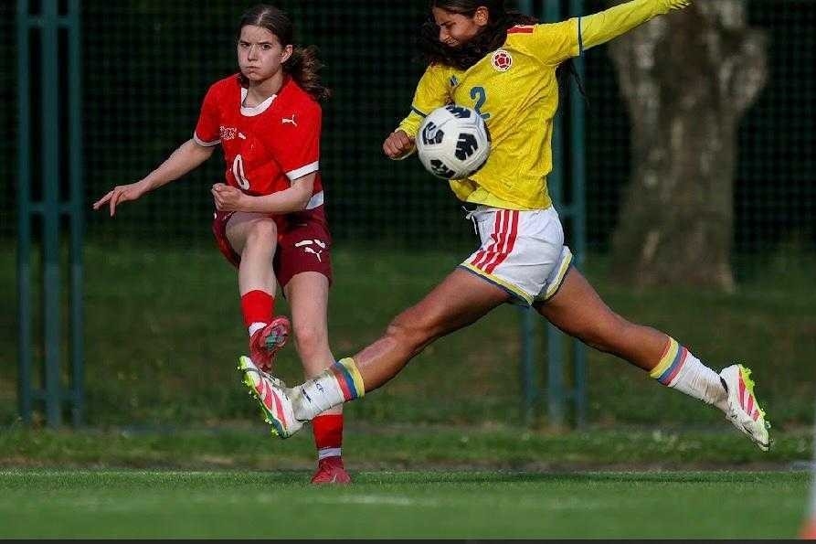Lia Pape in der Schussbewegung gegen eine kolumbianische Gegenspielerin