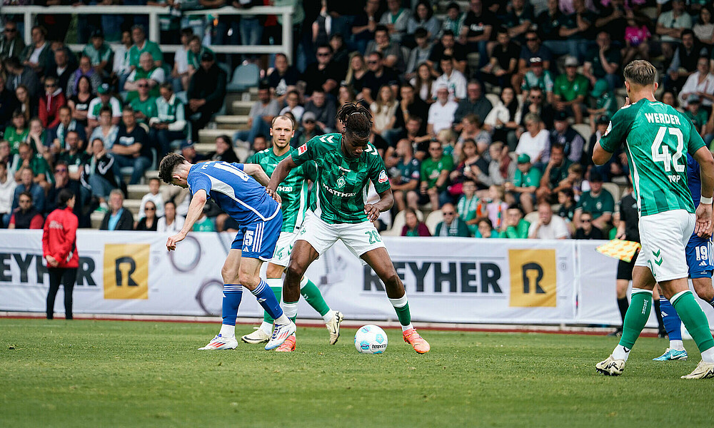 Skelly Alvero im Zweikampf im Testspiel in Verden. 