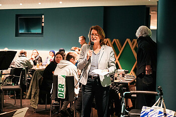 Antje Grotheer hält eine Rede