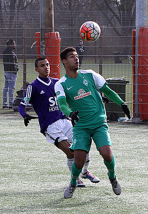 Manuel Mbom im Zweikampf.