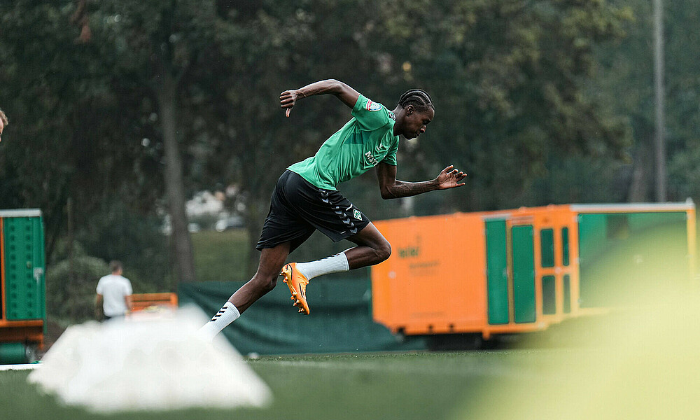 null Kallum Cesay bei einer Sprintübung.