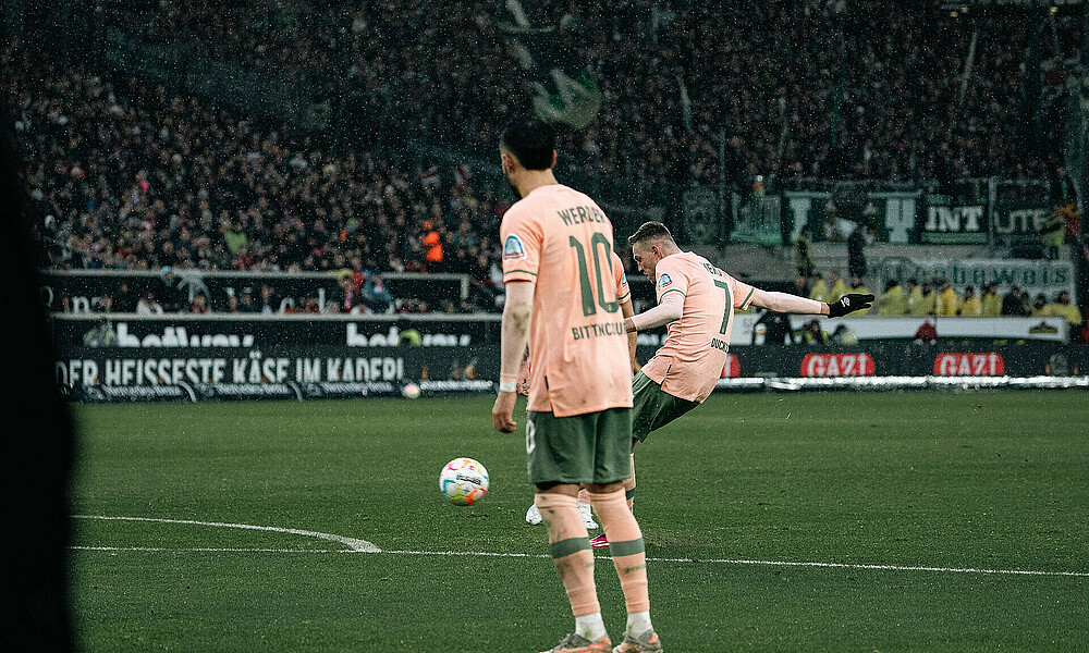 Marvin Ducksch schlenzt einen ruhenden Ball auf das Tor. 