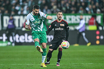 null Jung im Zweikampf mit Juranovic.