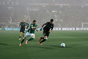 Weiser im Laufduell mit einem Leverkusener. 