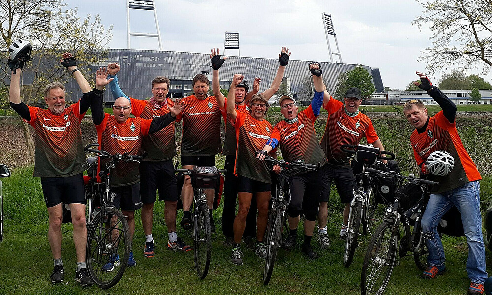 Die Waddenser Werder-Buben jubeln am Osterdeich vor dem Weserstadion.