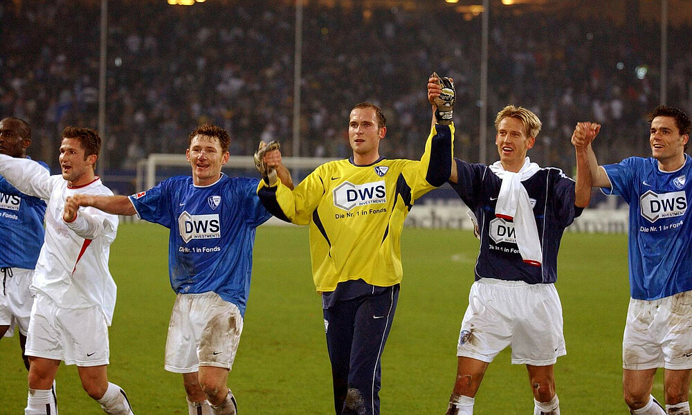 Christian Vander, Paul Freier und Frank Fahrenhorst bejubeln einen Auswärtssieg des VfL Bochum. 