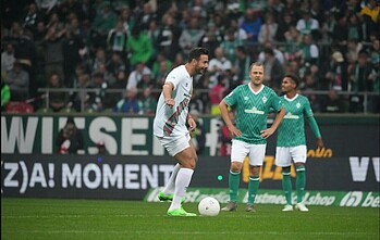 Claudio Pizarro am Ball.