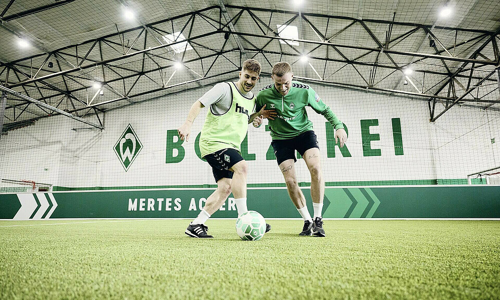 Marvin Ducksch und Romano Schmid im Zweikampf auf dem Kunstrasen in der Bolzerei.