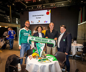Gruppenfoto der Vertreter:innen von Werder beim Fußballquiz in Dortmund