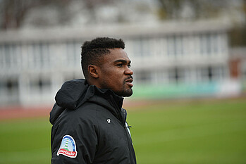 null Cédric Makiadi am Spielfeldrand.