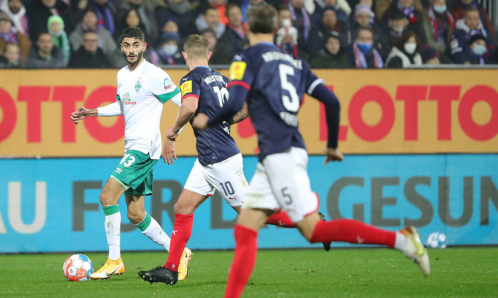 Eren Dinkci ist am Ball im Hinspiel gegen Holstein Kiel.