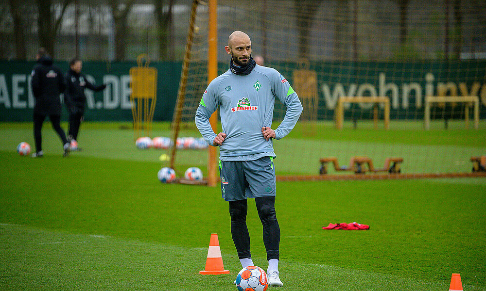 Ömer Toprak auf dem Trainingsplatz mit den Händen in der Hüfte.
