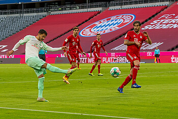 null Leonardo Bittencourt schießt, Javi Martinez dreht sich weg.