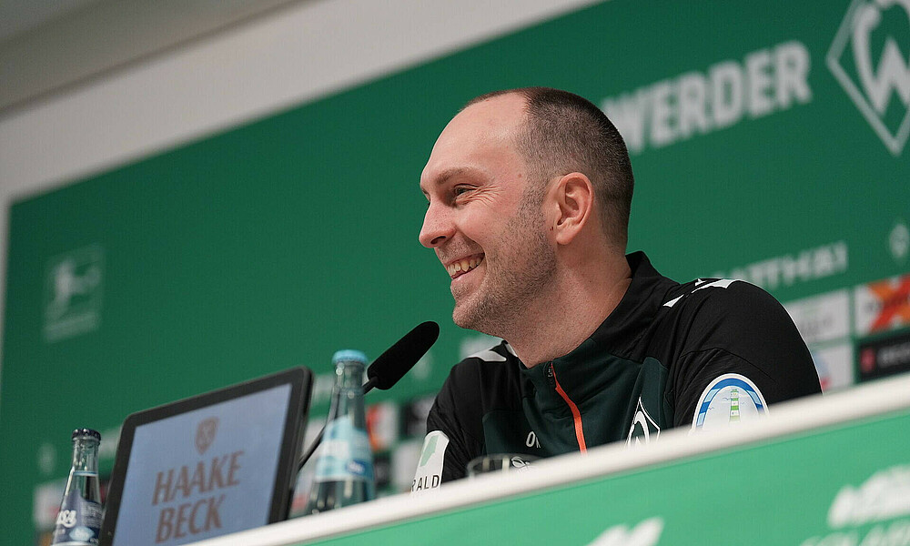 Ole Werner lächelt auf der Pressekonferenz vor dem Heimspiel gegen Mainz