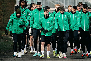 Die Mannschaft geht zum Training. 