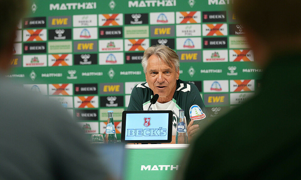 Horst Steffen auf dem Podium bei der Pressekonferenz