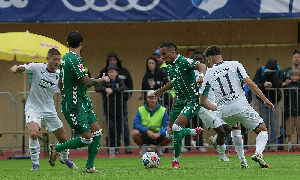 Agu mit Ball am Fuß. 