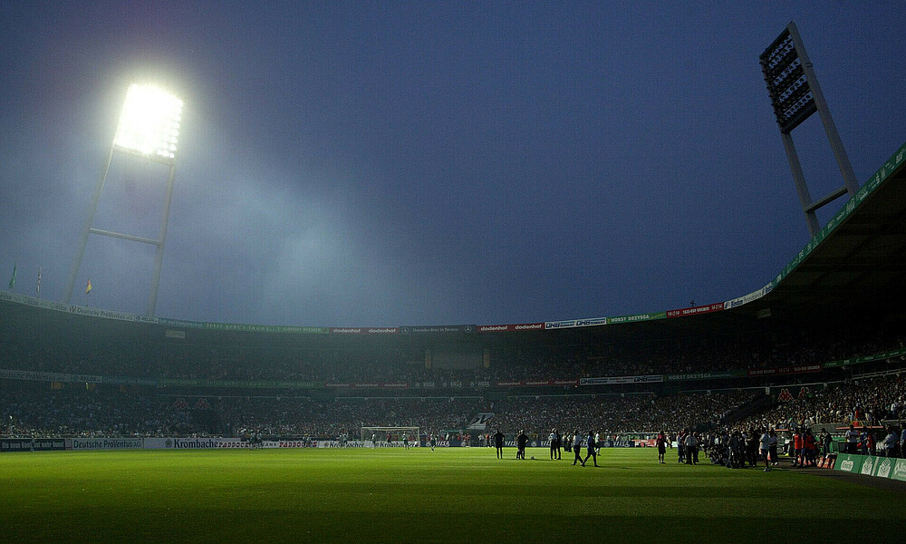 Im fast dunklen Weserstadion ist nur noch ein Flutlichtmast an.