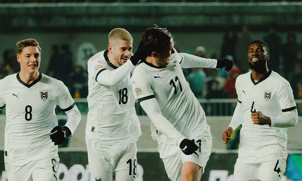 Romano Schmid jubelt mit Michael Gregoritsch. 