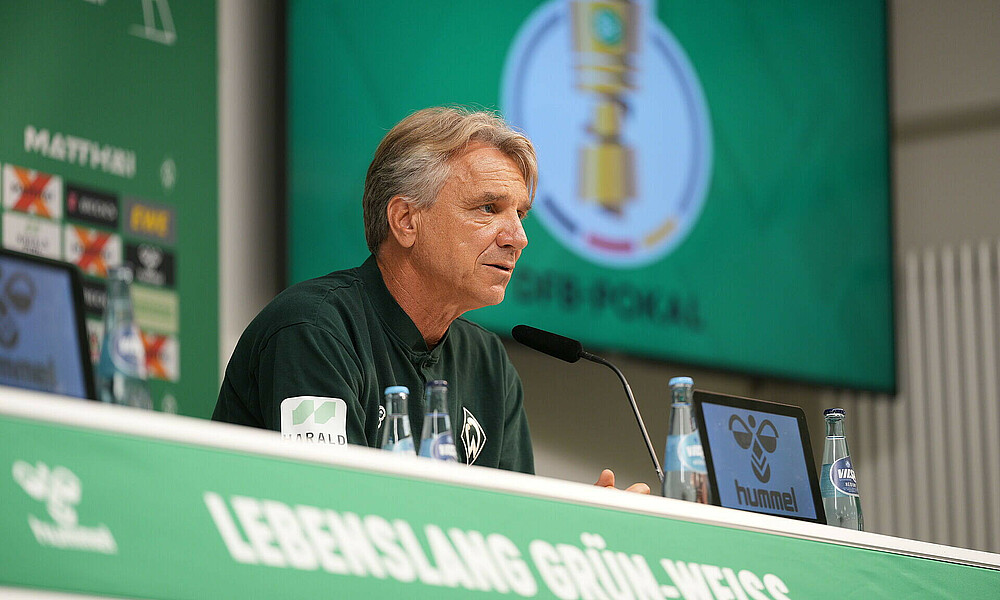 Horst Steffen auf dem Podium bei der Pressekonferenz