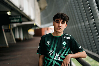 Berkay steht am Geländer.