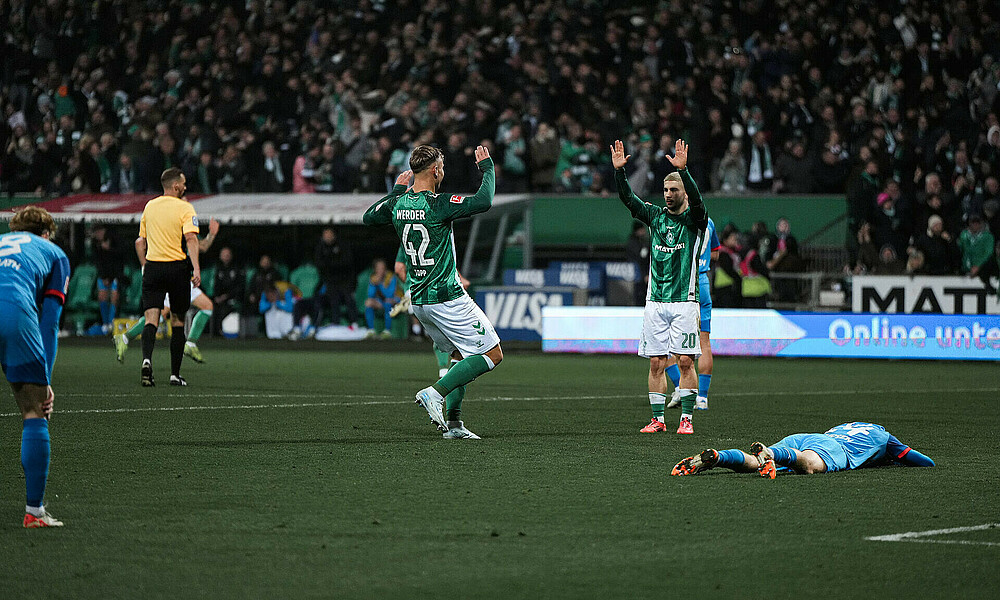 Keke Topp klatscht mit Romano Schmid ab. 