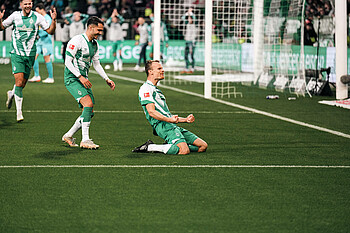 null Christian Groß jubelt auf den Knien.