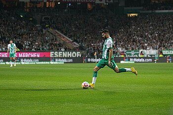 Tony Jung bei einem Schuss auf dem Spielfeld