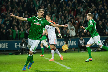 null Nils Petersen bejubelt einen Treffer.