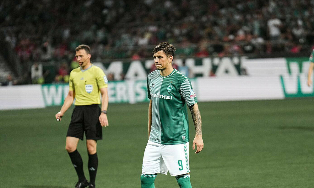 null Dawid Kownacki auf dem Platz im Trikot.
