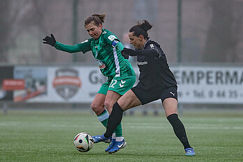 Dieckmann im Zweikampf mit einer Gegenspielerin. 