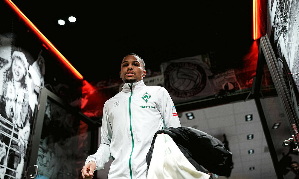 null Felix Agu auf dem Weg zum Warm Up.