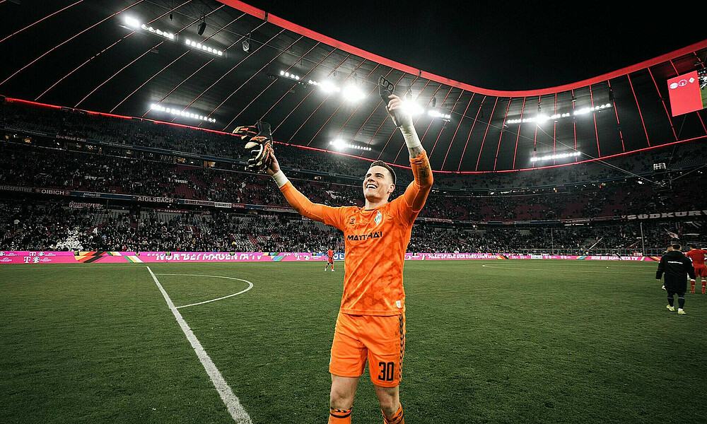 Michael Zetterer feiert vor der Gästekurve. 