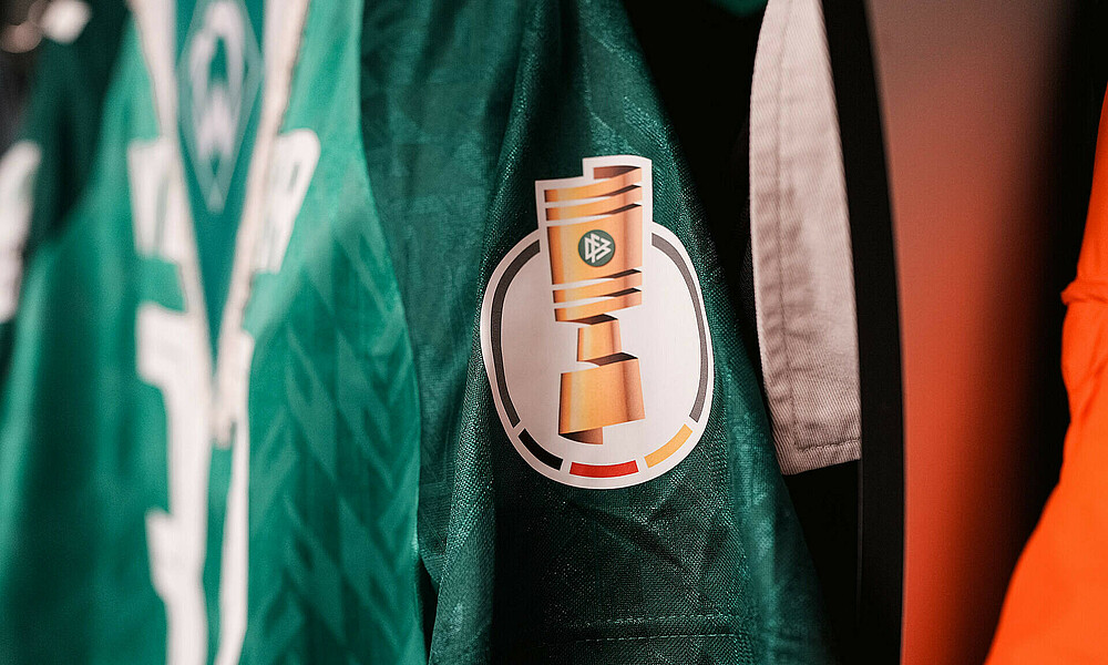 Das DFB-Pokal-Emblem auf dem Trikot. 