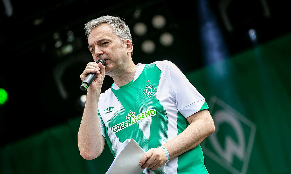 Arnd Zeigler auf dem Tach der Fans 2022 spricht ins Mikrofon