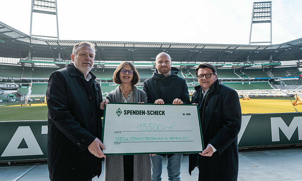 Jörg Twiefel, Heide Lemke, Lars Lemke und Dr. Hubertus Hess-Grunewald stehen zusammen. Sie halten einen Scheck.