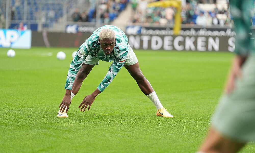 Derrick Köhn beim Stretching vor dem Auswärtsspiel bei der TSG Hoffenheim