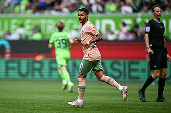 null Leonardo Bittencourt im Werder-Dress auf dem Spielfeld in Wolfsburg