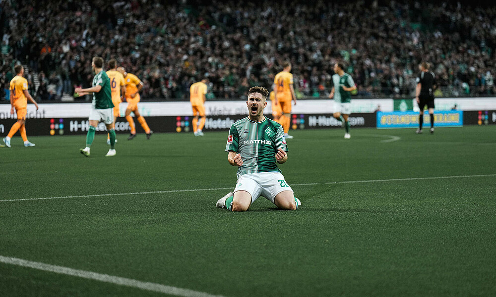 null Romano Schmid rutscht auf seinen Knien. Das Bild stammt aus dem Heimspiel gegen Hoffenheim.