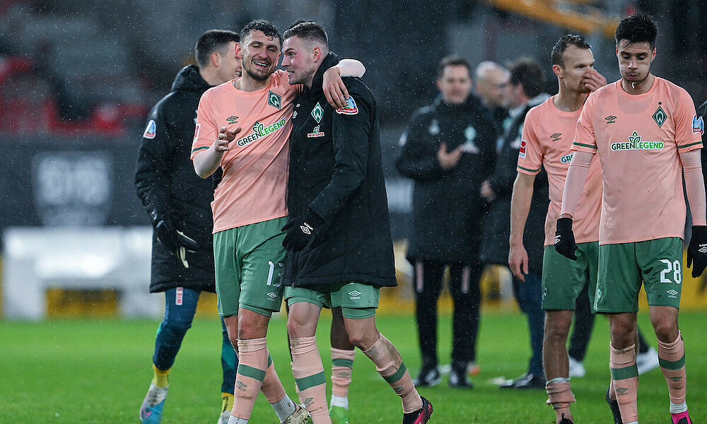 Marvin Ducksch im Arm von Milos Veljkovic. 