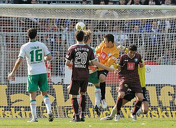 Die Werder-Spieler stehen vor dem Bochumer Tor.