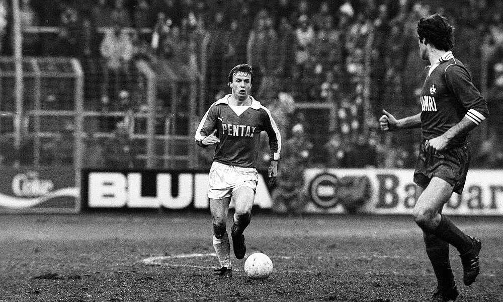 Klaus Wunder im Werder Trikot läuft mit dem Ball am Fuß.