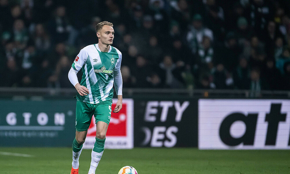 Amos Pieper mit Ball am Fuß.