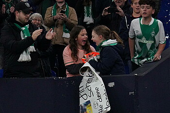 null Zwei Mädchen mit Pavlenkas Torwarthandschuhen.