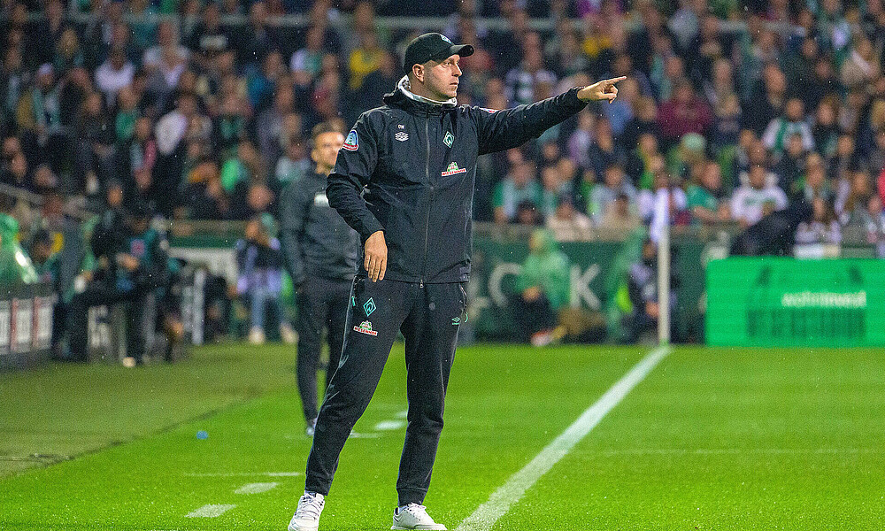 Ole Werner mit ausgestrecktem Zeigefinger am Spielfeldrand.