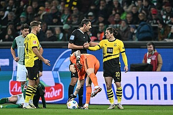 null Marcel Sabitzer gibt Aytekin die Hand.