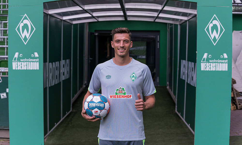 null Nicloai Rapp auf seiner Vorstellung im wohninvest WESERSTADION.