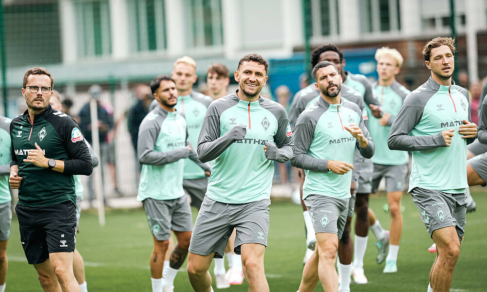 Milos Veljkovic lächelt. 