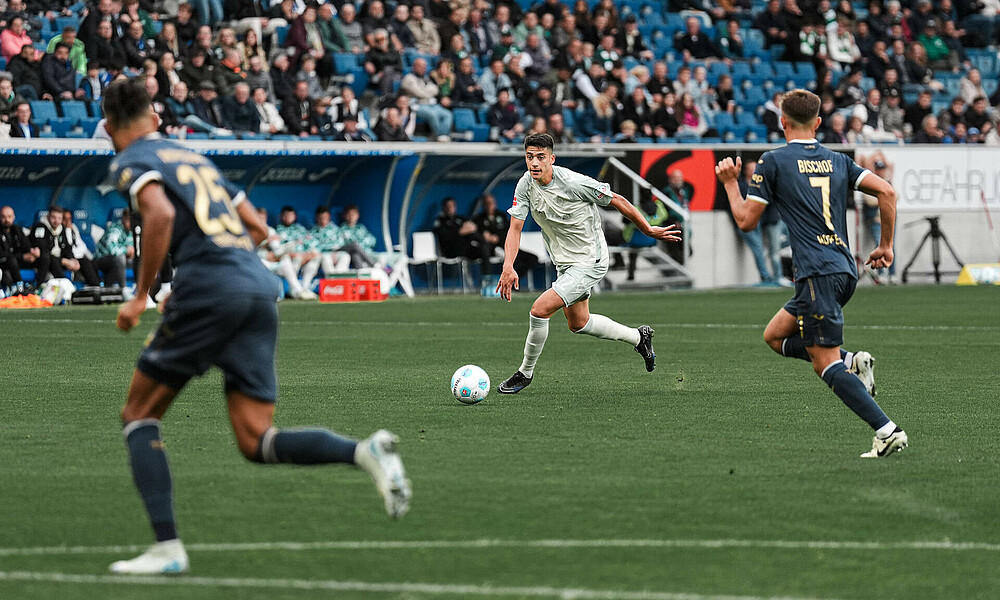 null Julian Malatini mit Ball am Fuß.